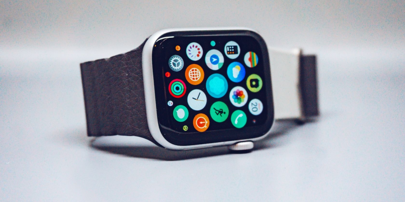 Apple Watch mantido na superfície branca