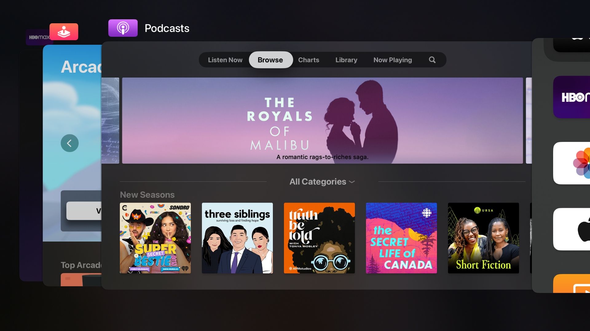 Captura de tela da Apple TV mostrando o alternador de apps tvOS com o app Apple Podcasts no centro