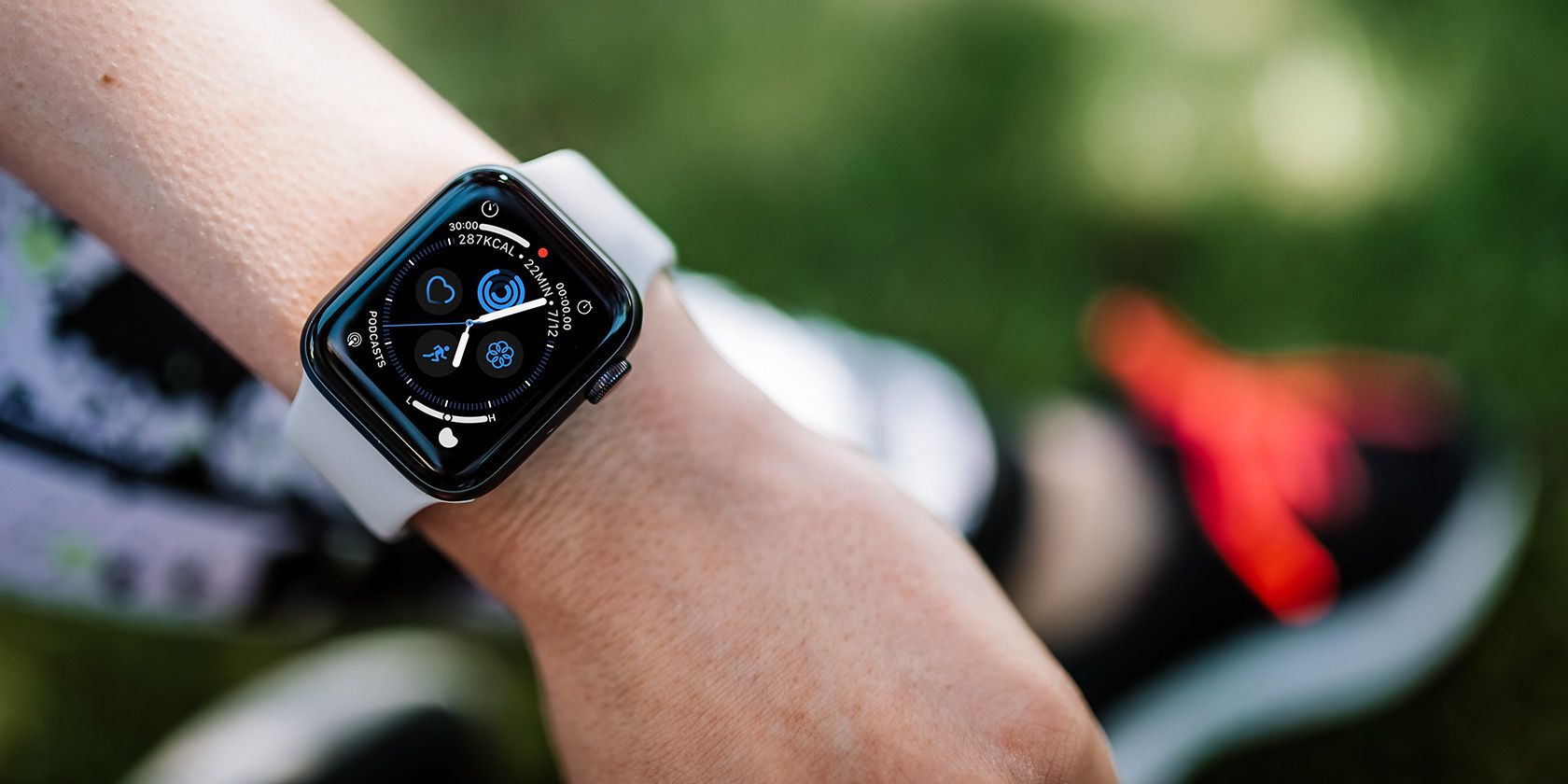 Pessoa se exercitando usando o rosto personalizado do Apple Watch