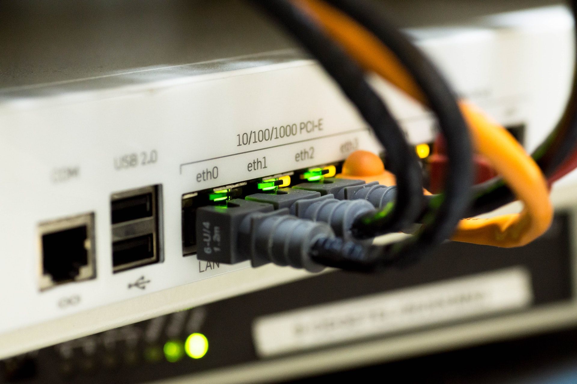Cabos conectados ao hub de interruptor branco para Internet