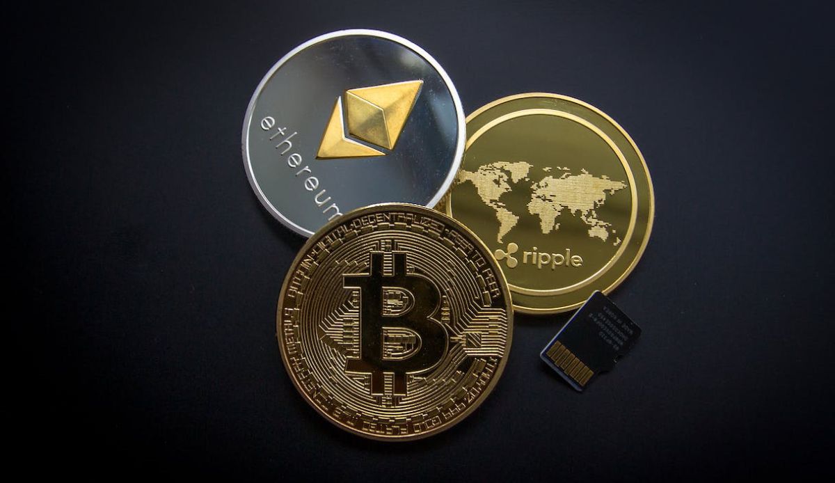 Bitcoin, Ethereum e Ripple com um cartão micro SDHC