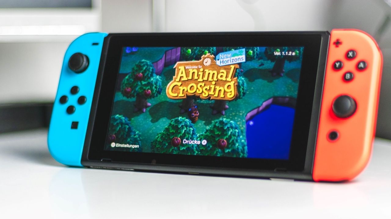 Uma fotografia de um Nintendo Switch no modo portátil e executando Animal Crossing 