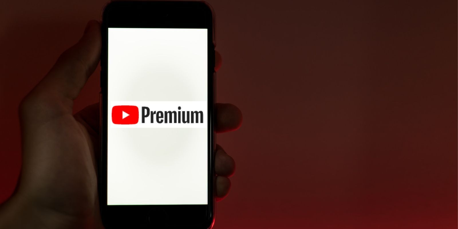 Logotipo do YouTube Premium no fundo branco do smartphone